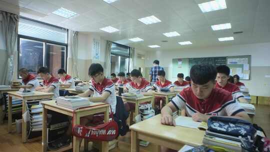 学生教室晚自习学习场景