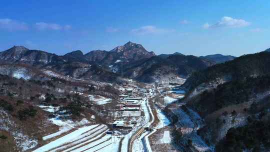 雪后山间村落的美丽景象