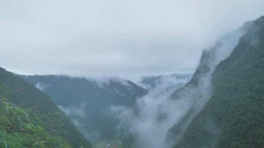 山间云雾缭绕自然风光