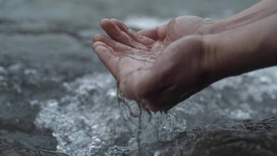 手捧赤水河河水美酒河清澈的河水视频素材模板下载