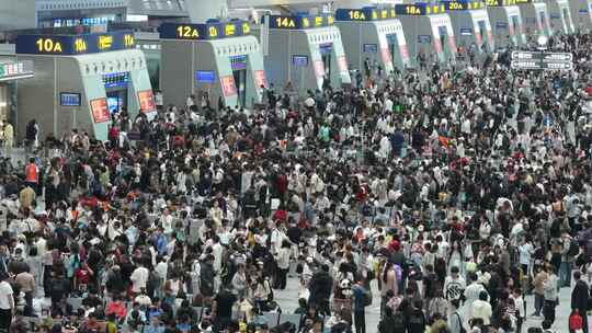 假期杭州东站候车厅人流量
