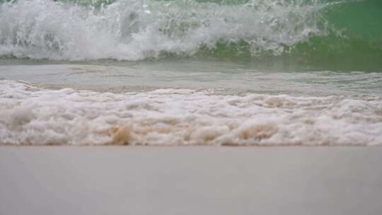 海南三亚海边海浪拍打沙滩沙子