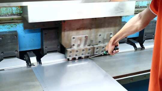 工人操作工业机械