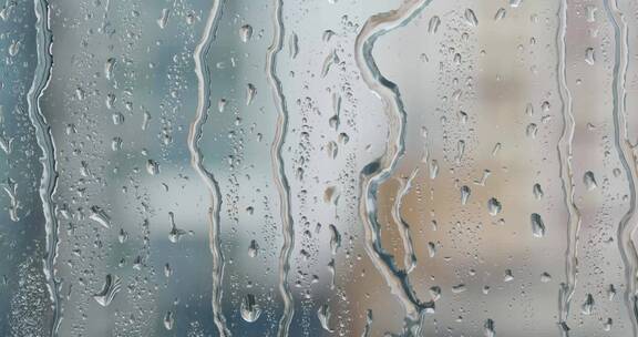 雨天下雨外面雨水划过窗户