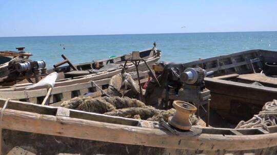 海滩上废弃的船只视频素材模板下载