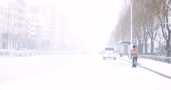 冬天大雪中清扫路面的清洁工