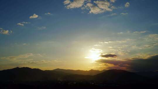 傍晚山峰日落延时唯美夕阳乡村黄昏天空晚霞