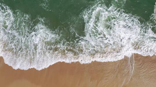 俯拍海浪海水海边航拍大海潮水海滩沙滩浪花视频素材模板下载