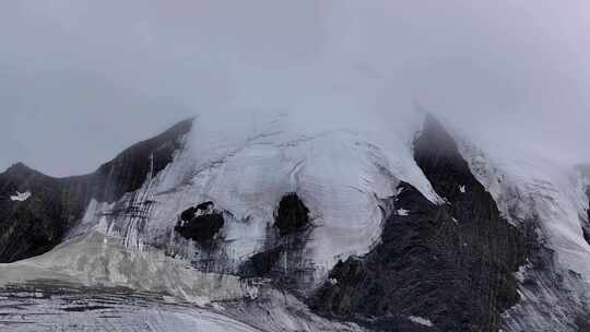 航拍云雾中的四川横断山脉乌库楚雪山风光