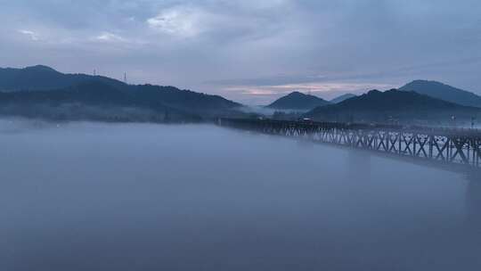 钱塘江大桥大雾云层城市天际线水墨清晨