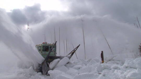 扫雪机清理积雪的道路