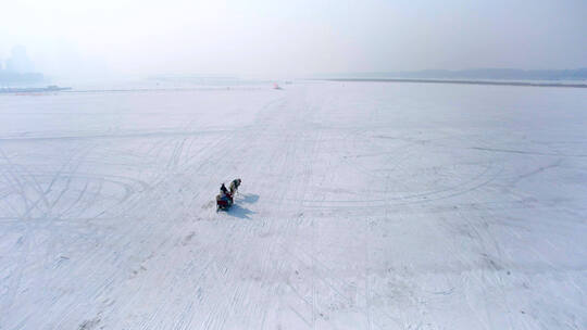 马车在雪地上行驶 北境