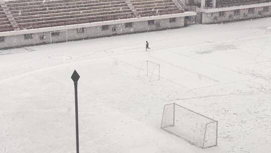 冬季冬天大雪覆盖的操场跑道寒冷锻炼的人 ~