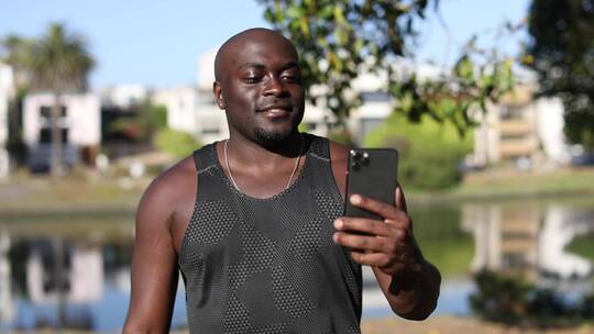 非洲男人在户外使用手机视频通话