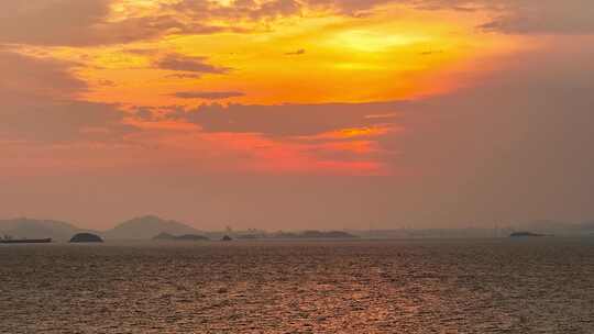 美丽的海上黄昏风景