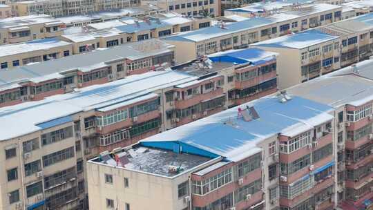 城镇居民楼屋顶雪景横移5高清在线视频素材下载