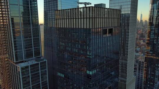 城市航拍阳光照射过摩天大楼 高端商务地产