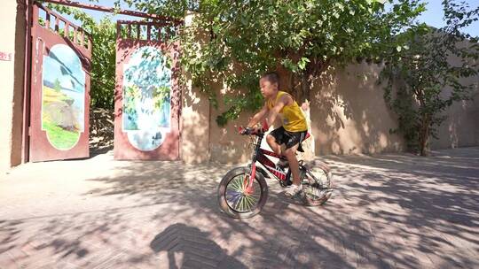 骑自行车穿梭小巷的少年