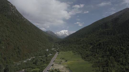 4K航拍雅拉雪山溪流自然树林