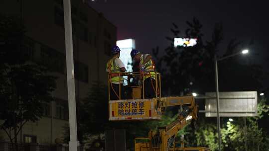 4K-夜晚工人抢修路灯 修路灯合集