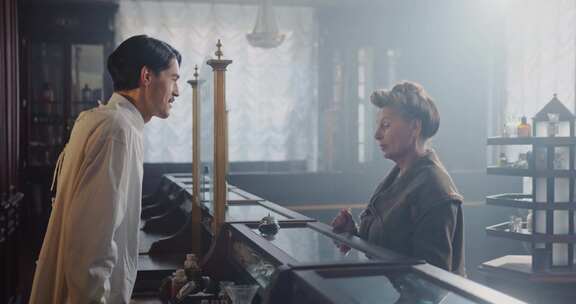 一名老年妇女向男子询问医疗信息