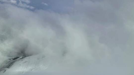 航拍川西沙鲁里山脉云雾中的雪山
