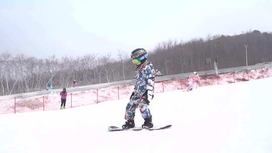 冬季雪上运动 滑雪场小朋友滑雪练习视频素材模板下载