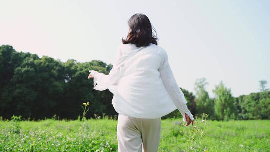 漂亮可爱女青年