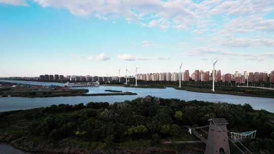 河堤河道旁风力发电机组城市风光自然风景