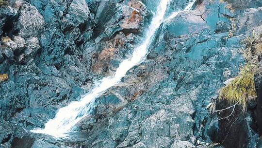 蓝色岩石上的瀑布