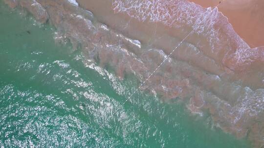 西涌海滩海水海浪航拍顶视图