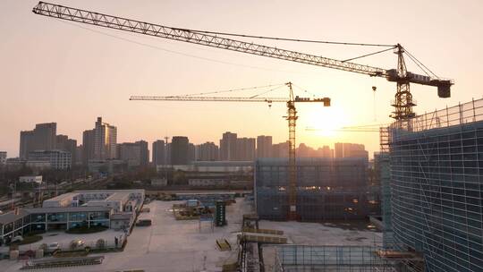 航拍夕阳下的建筑工地