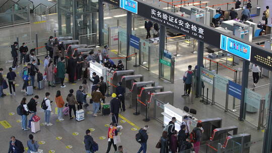 上海虹桥高铁站人群进站安检