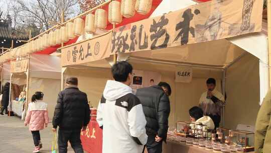 阳光下喜迎新年集市沉浸式体验