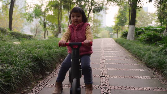 公园里骑三轮车的小女孩