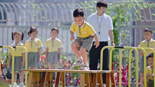 幼儿园老师和小孩欢乐玩耍