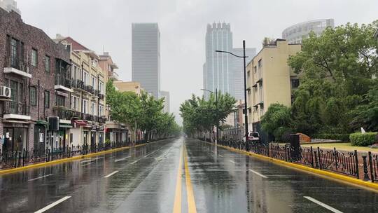 上海封城中的雨天街道