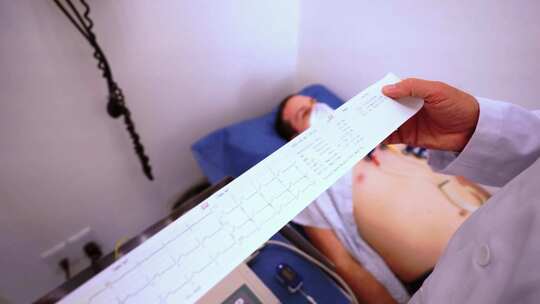 医生医院内查看病人心电图