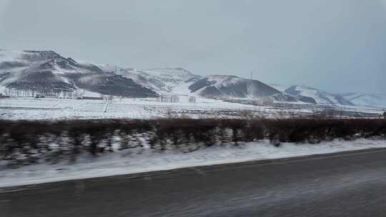 开车行驶在冬天雪景公路