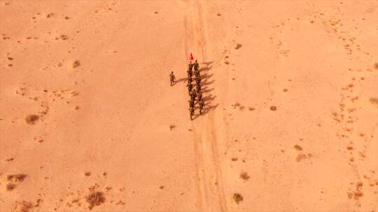 航拍边防战士 沙漠中拉练  向前摇到山峰视频素材模板下载