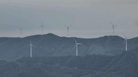 海岛上的风力发电风机