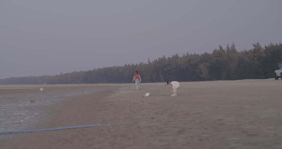 海南漫步在光村海滩的游客