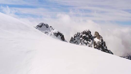 攀登雪山团队励志登山