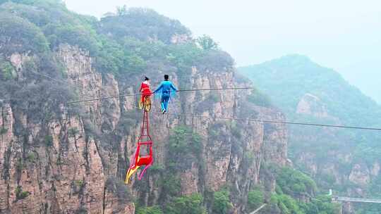 北京平谷区天云山风景区空中走钢丝杂技表演