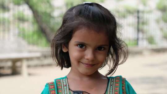 巴基斯坦小女孩笑地拍