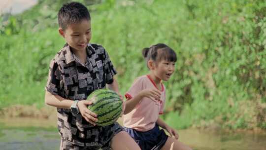 童年小朋友儿露营小溪游玩老旧童年游玩