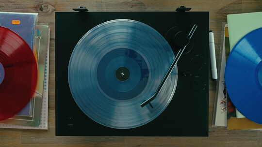 彩色复古乙烯基在唱片机上播放视频素材模板下载