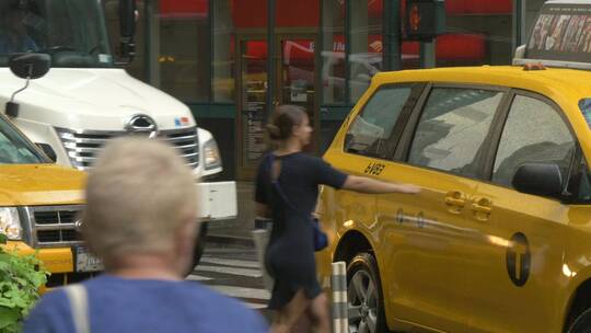 纽约女士在雨中上出租车