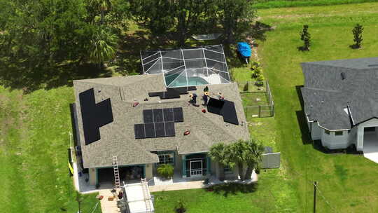 美国家庭屋顶安装太阳能电池板以生产清洁生态的鸟瞰图