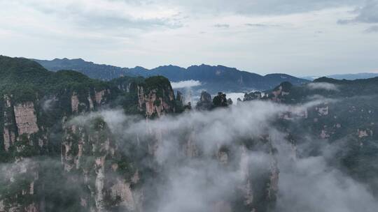 山顶云层流动唯美视频